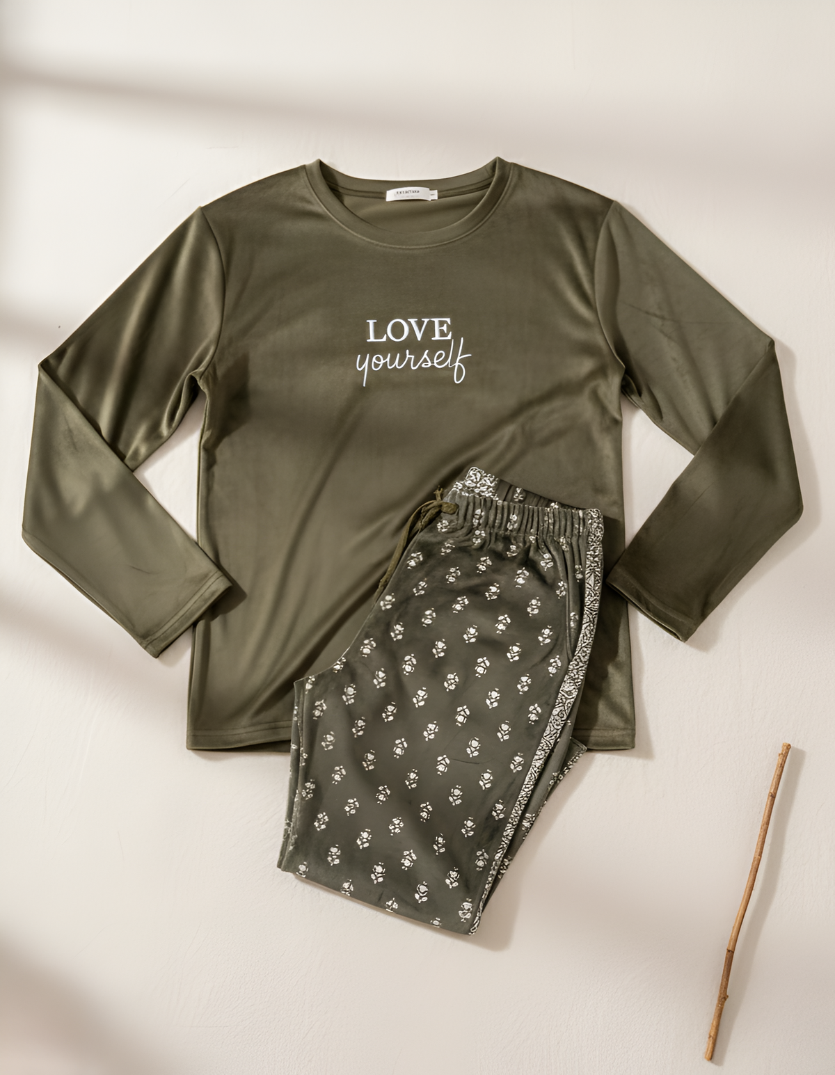 "LOVE yourself" بيجاما شتوي