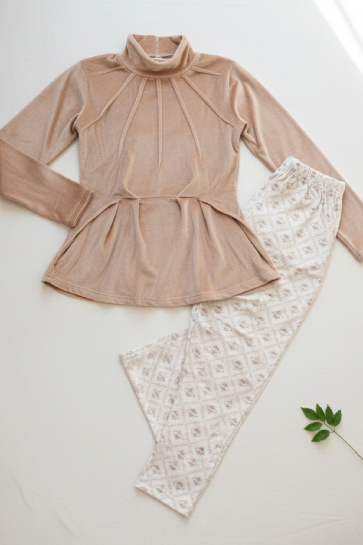 بيجاما شتوي قطيفه برقبه بيج